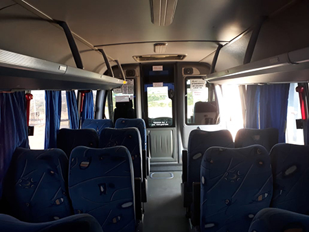 Micro-ônibus W9 com 28 lugares, CD-player, DVD, TV, bagageiro interno, porta pacotes, bancos reclináveis, ar-condicionado, cabine, suspensão a ar, Wifi.
