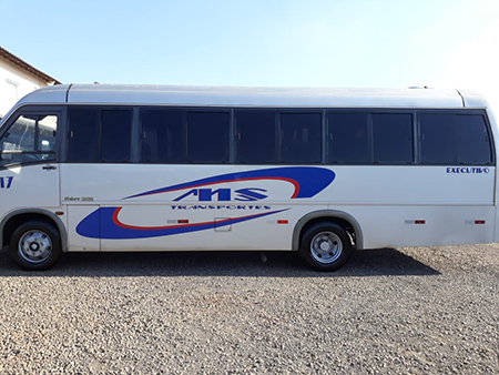 Micro-ônibus W9 com 28 lugares, CD-player, DVD, TV, bagageiro interno, porta pacotes, bancos reclináveis, ar-condicionado, cabine, suspensão a ar, Wifi.