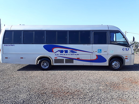 Micro-ônibus W9 com 28 lugares, CD-player, DVD, TV, bagageiro interno, porta pacotes, bancos reclináveis, ar-condicionado, cabine, suspensão a ar, Wifi.