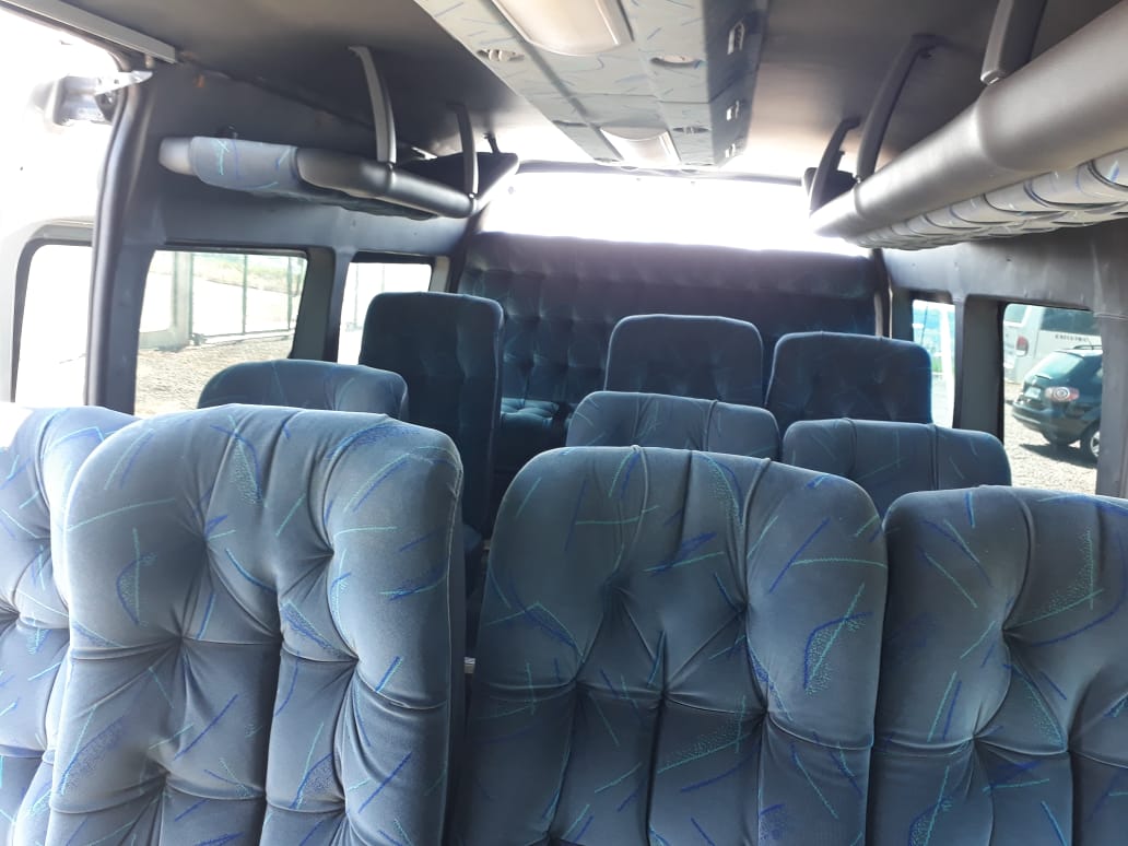 Van Mster com 16 lugares executivo: com TV, DVD, CD-player, ar-condicionado, bancos reclináveis (soft), bagageiro interno, porta pacotes, Wifi.