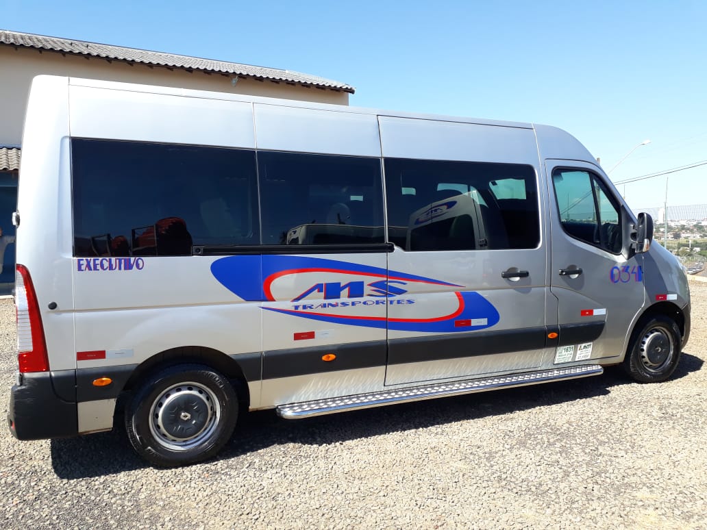 Van Mster com 16 lugares executivo: com TV, DVD, CD-player, ar-condicionado, bancos reclináveis (soft), bagageiro interno, porta pacotes, Wifi.