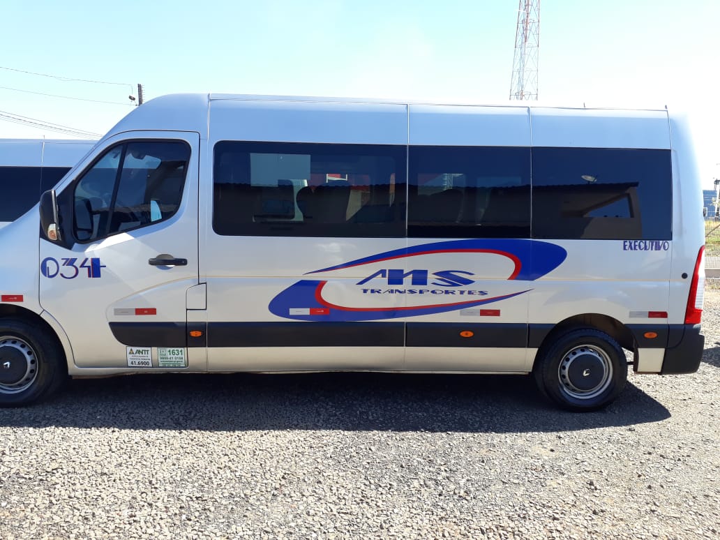 Van Mster com 16 lugares executivo: com TV, DVD, CD-player, ar-condicionado, bancos reclináveis (soft), bagageiro interno, porta pacotes, Wifi.