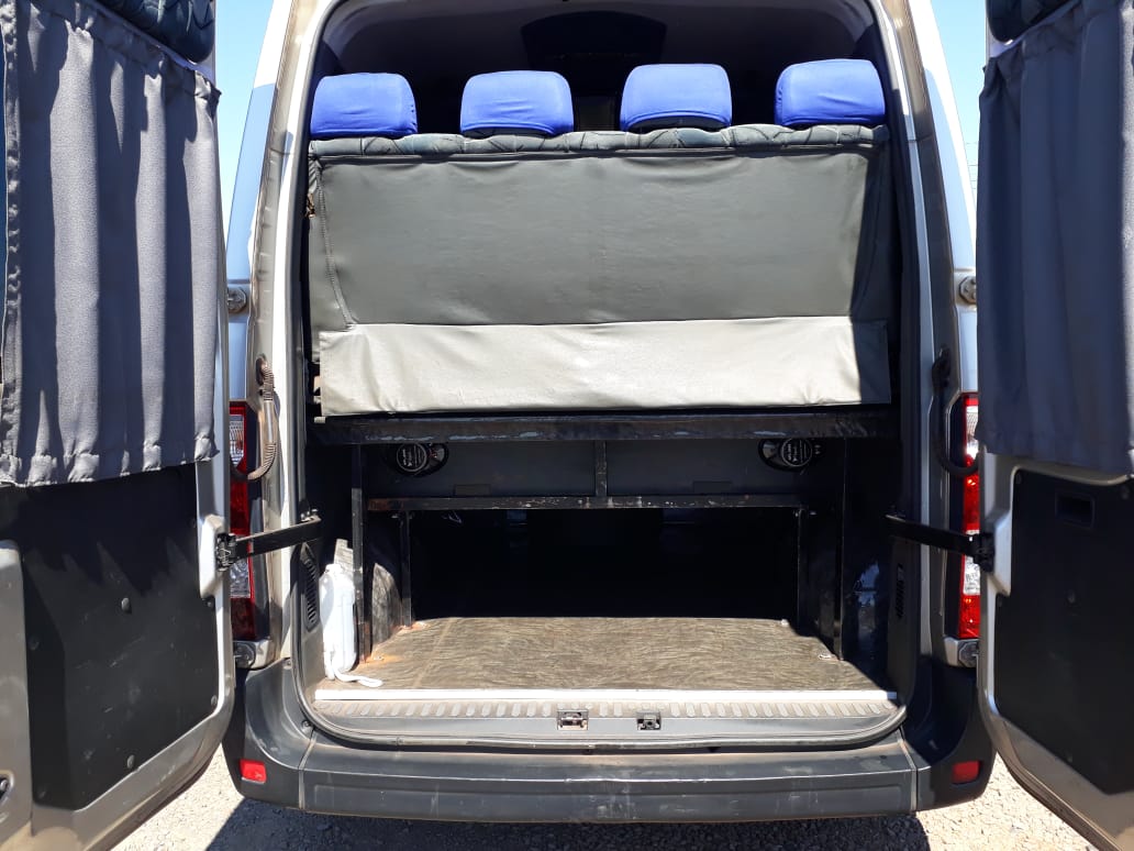 Van Mster com 16 lugares executivo: com TV, DVD, CD-player, ar-condicionado, bancos reclináveis (soft), bagageiro interno, porta pacotes, Wifi.